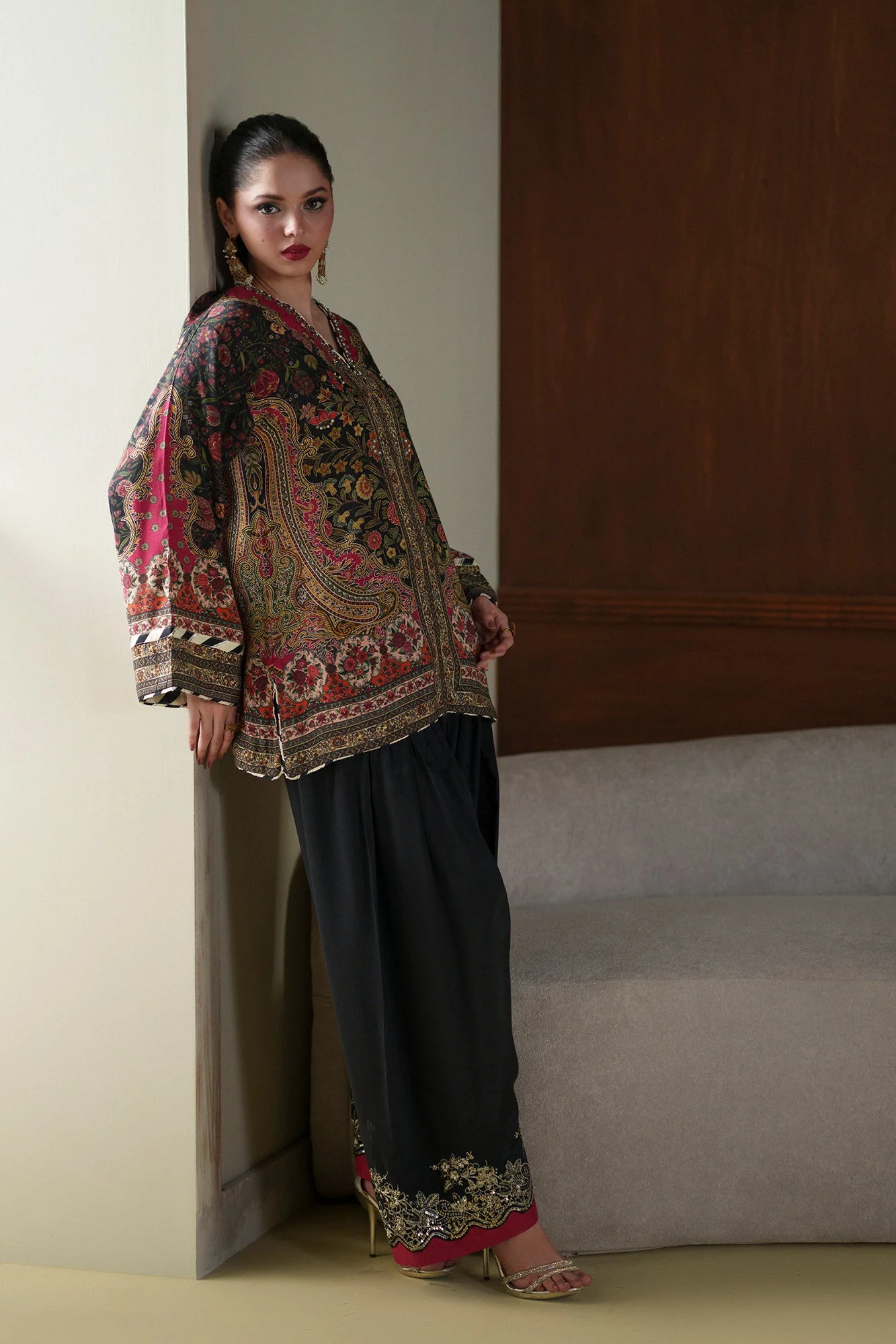 EMBROIDERED SUIT (E1072/104/902)