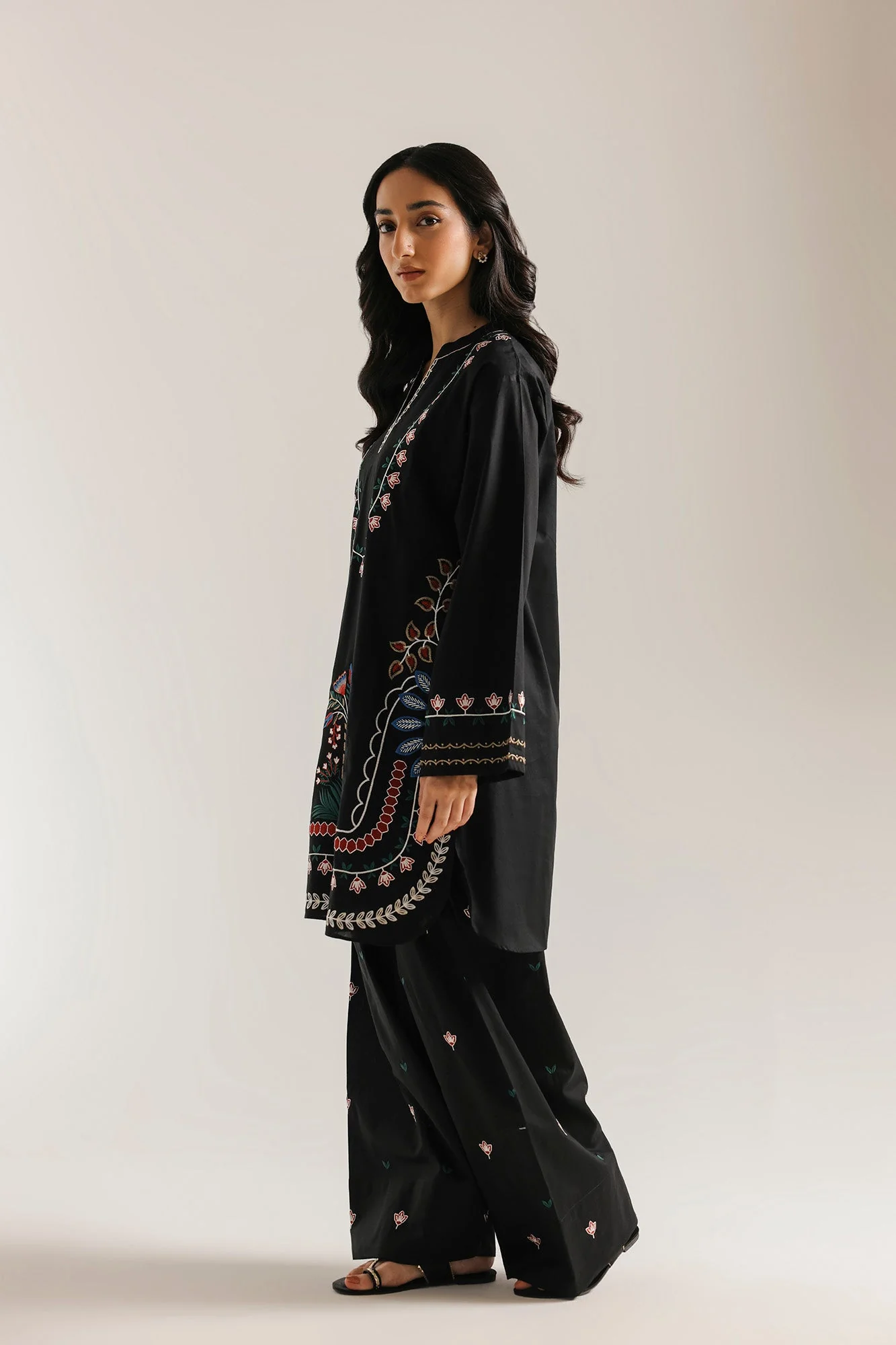 EMBROIDERED SUIT (E7830/102/902)