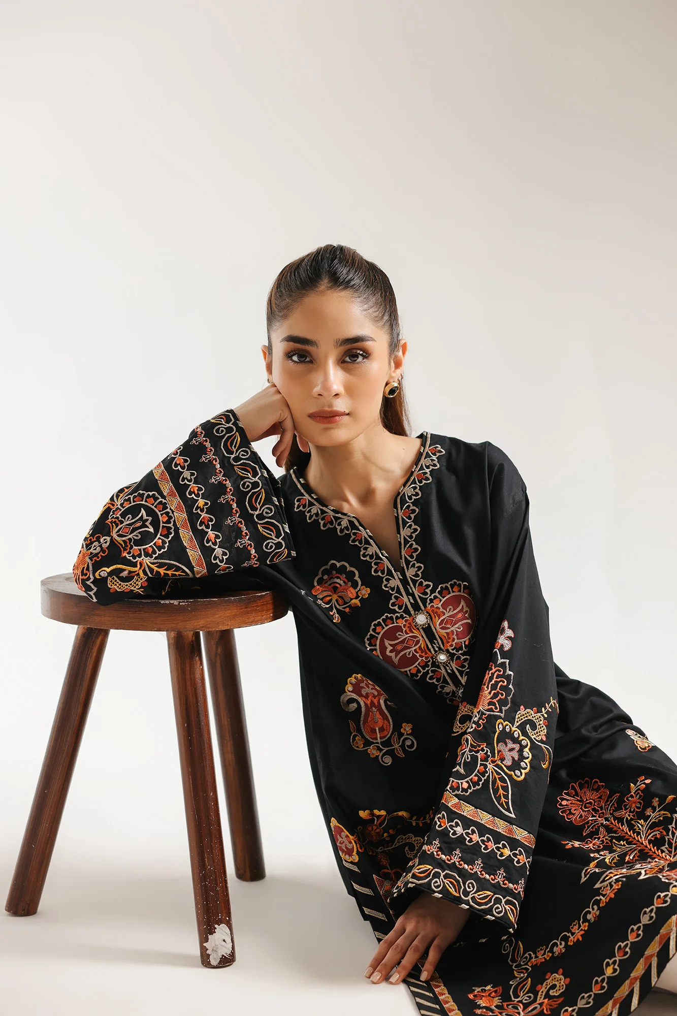 EMBROIDERED SUIT (E4308/103/901)