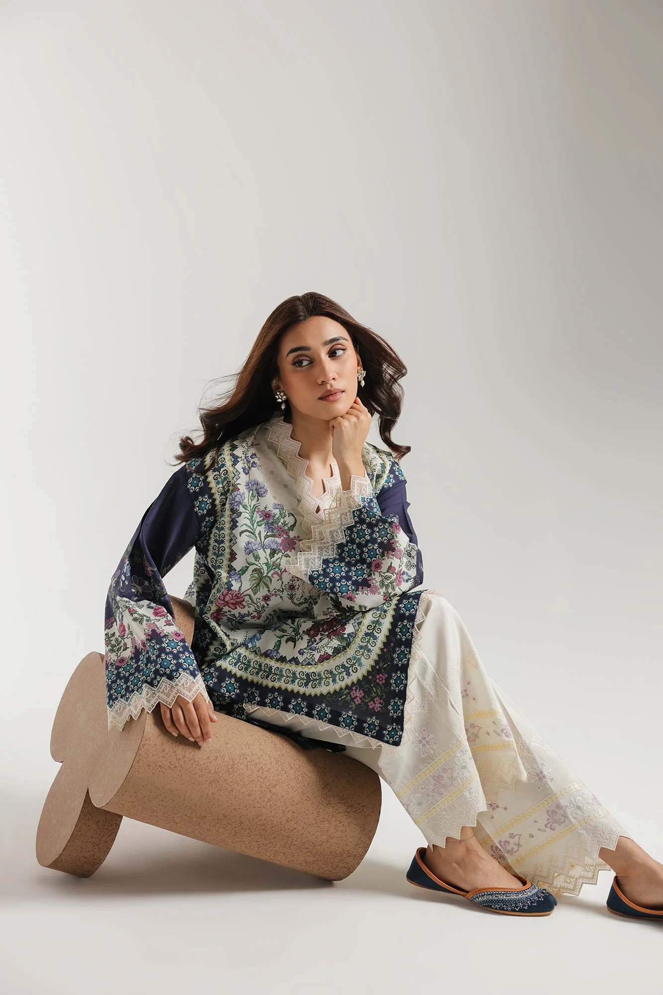 EMBROIDERED SUIT (E4475/103/005)