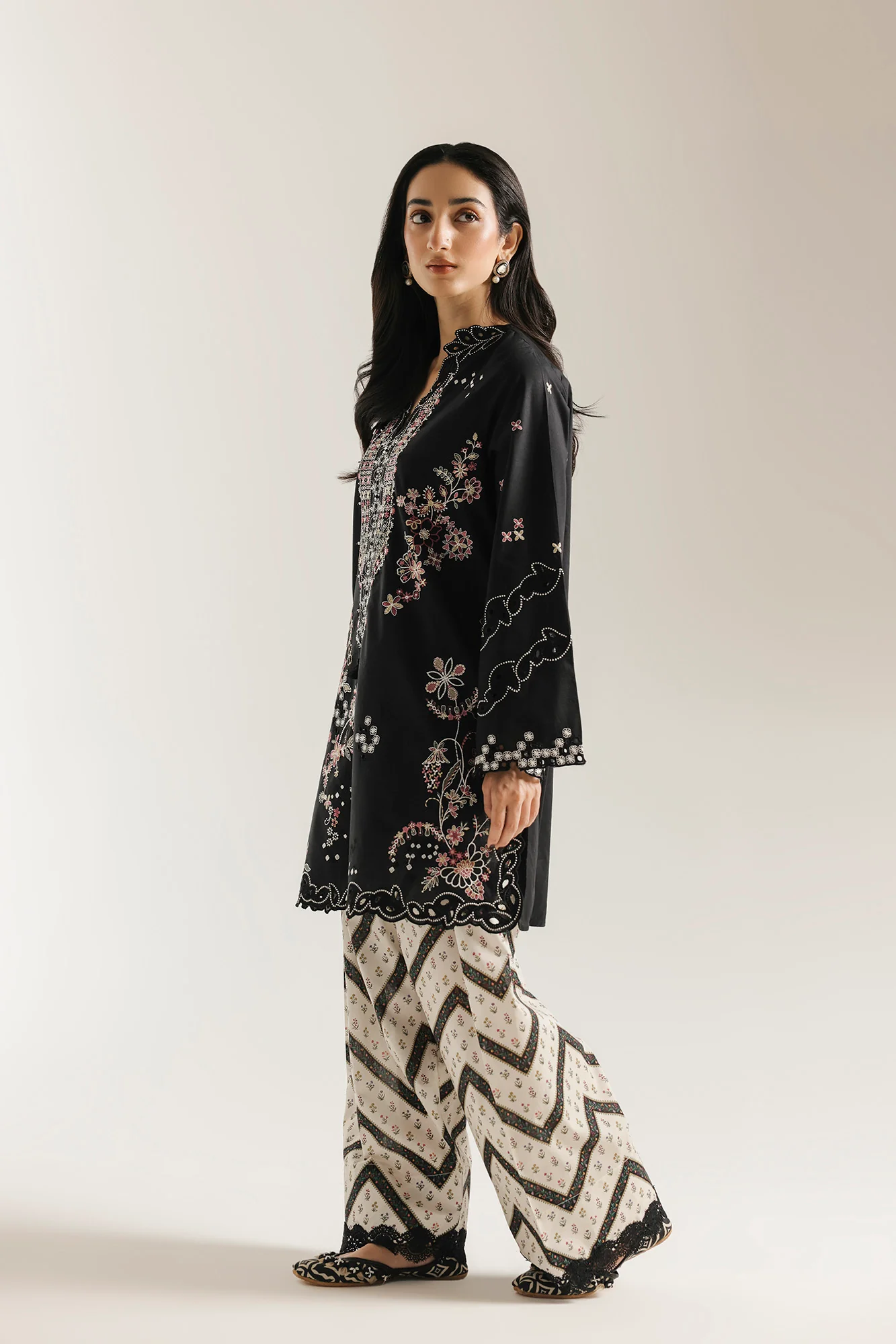 EMBROIDERED SUIT (E4479/103/902)